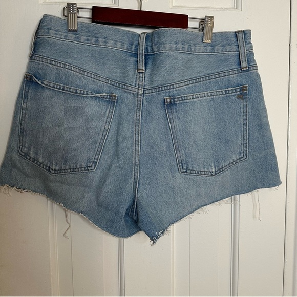 NWT Madewell Relaxed Denim Shorts Size 28 High Waisted Raw Edge Hem Light Wash - Picture 3 of 6